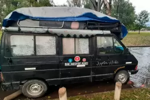 Un matrimonio recorre el continente americano en combi y ahora le robaron todo