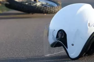 Un joven motociclista result herido tras un siniestro vial