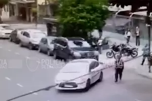 Rob tres botellas de vino y se fug en un auto