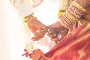 India: se cas y cinco meses despus ayud a su esposa a casarse con su amante