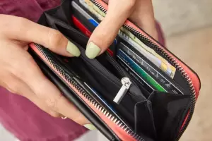 Perdi la billetera, le robaron la identidad, falsificaron su firma y la endeudaron