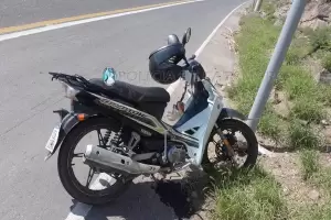 Un hombre result herido tras perder el control de su moto