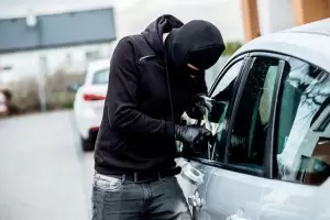 Le abrieron el auto y le robaron