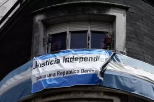 Vecinos de Cristina Kirchner colgaron una bandera por la justicia independiente