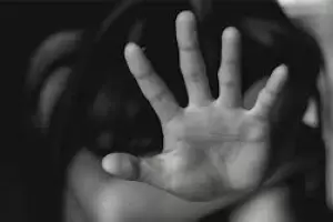 La contact por Tinder e intent abusar de ella en su departamento