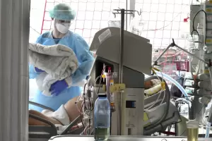 El Covid vuelve a poner en alerta a Europa: las muertes aumentaron 10% en una semana