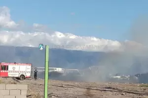Sofocaron un incendio de pastizales en la Capital