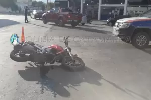 Dos hombres resultaron heridos por el choque de un auto con una moto