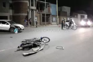 Fuerte choque entre un auto y una moto dej una joven herida
