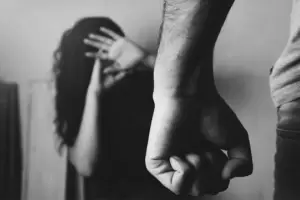 Detienen, imputan e indagan a un sujeto que le quebr el tabique nasal a su pareja