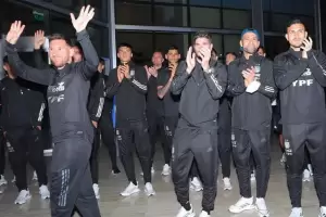 El plantel de Argentina salud� a los hinchas en la puerta del hotel en San Juan