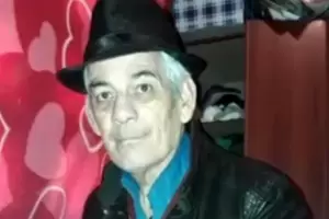 Mientras lo velaban, descubrieron marcas de asfixia en su cuello, ahora investigan el homicidio