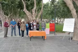 Escuela en mal estado: docentes dan clases en una plaza a sus alumnos