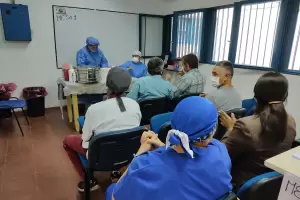 Aplicaron dosis de refuerzo al personal del Hospital "San Juan Bautista"