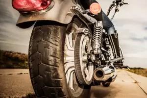 Un motociclista se dio a la fuga luego de chocar con dos jvenes y un beb a bordo de una moto