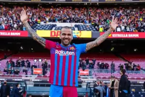 Volvi con todo: Dani Alves pos con la "8" ante los hinchas de Barcelona