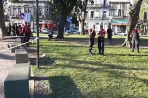 Un polic�a dispar� a un hombre que lo agredi�, pero tambi�n hiri� a otra persona que pasaba por el lugar