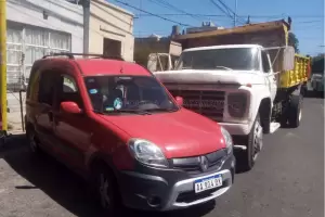 Chocaron un camin y una camioneta en el centro de la capital: hay un herido