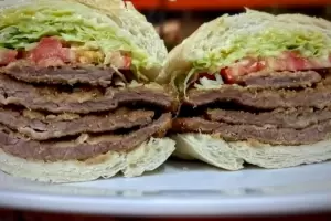 �Milanosaurio�: c�mo es y d�nde se prepara el s�ndwich de milanesa m�s grande del pa�s