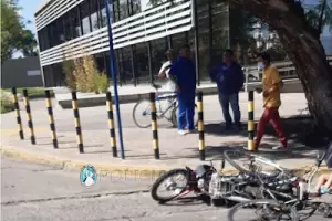 Dos menores en una moto chocaron a un ciclista