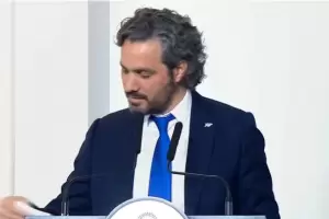 En pleno discurso, Alberto Fernndez le escribi un machete a Cafiero por un error en una fecha patria
