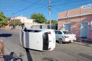 Violento choque y vuelco en Villa Cubas: dos personas heridas