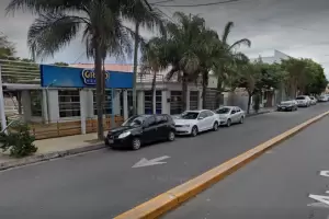 Dej� su moto fuera de una helader�a y se la robaron