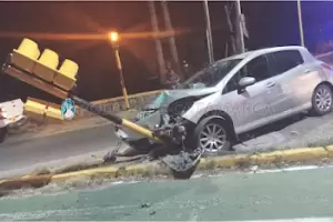 Fuerte choque de un auto contra un semforo