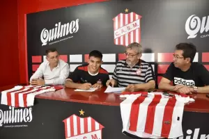 El pibe Gastn Monroy firm su primer contrato profesional con San Martn de Tucumn