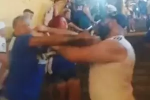 Violencia de gnero: un barrabrava de Boca golpe brutalmente a la excuada de Rafael Di Zeo en las escalinatas de la Bombonera