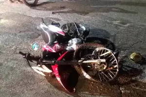 Una moto y un auto chocaron en el casco cntrico: se registr un herido