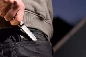 Discuti con su padre y lo apual