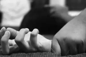 La enga, le exigi fotos desnuda y, bajo amenazas de subirla a la nube, abus de ella