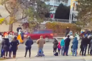 Horror en EE. UU: un auto atropell a una multitud que disfrutaba un desfile navideo