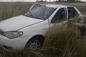 Tragedia en la ruta 2: murieron cinco personas tras despistar y volcar su auto