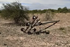 Por el viento, se cayeron ocho postes de luz en Capayn