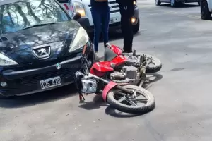 Una moto y un auto chocaron en Valle Viejo