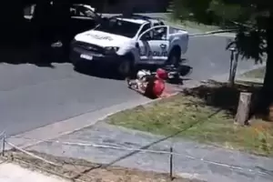 Suspendieron a dos policas por atropellar a un joven que iba en moto para identificarlo