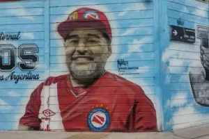 Camisetas, estampitas y rosarios: Argentinos Juniors abri las puertas del santuario de Diego Maradona