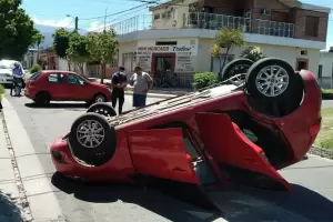 Choque y vuelco en el sur de la Capital