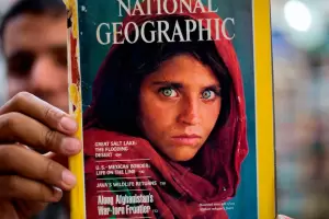 Italia evacu de Kabul a la nia afgana de la icnica portada de National Geographic