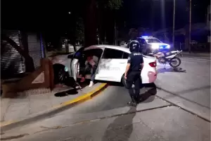 Choc� contra un monolito: dio positivo por alcoholemia y le secuestraron el auto