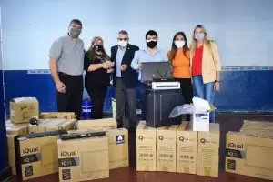 Entregaron computadoras para la Escuela Agroganadera Fray Vicente Alcaraz de La Merced