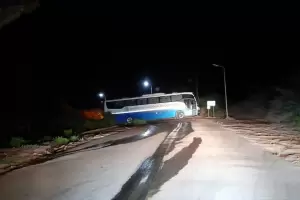 Termas de Fiambal: un colectivo de la UNCA qued atravesado en la ruta por fallas mecnicas