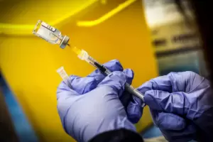 Una nueva vacuna de Oxford/AstraZeneca protegera contra la variante micron