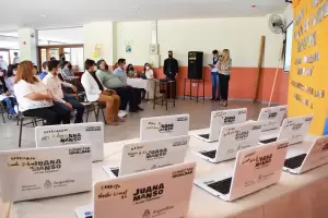 Entrega de netbooks para alumnos de la Escuela Secundaria N86 de Fiambal