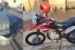 Un auto choc con una moto y un joven result herido