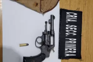 Lo amenaz con un arma y fueron detenidos