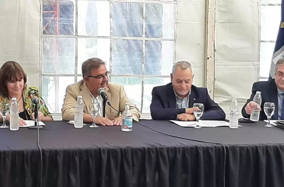 Daniel Moriconi, en el extremo de la mesa