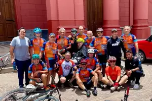 Un accidente en la bici lo dej cuadripljico, ahora sus amigos lo trajeron a los pies de la Virgen del Valle